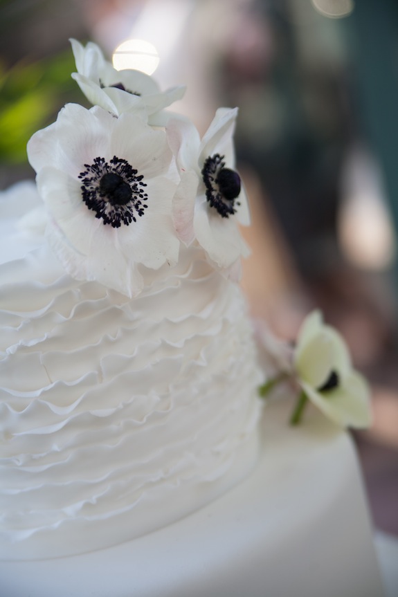 black and white vintage wedding cake